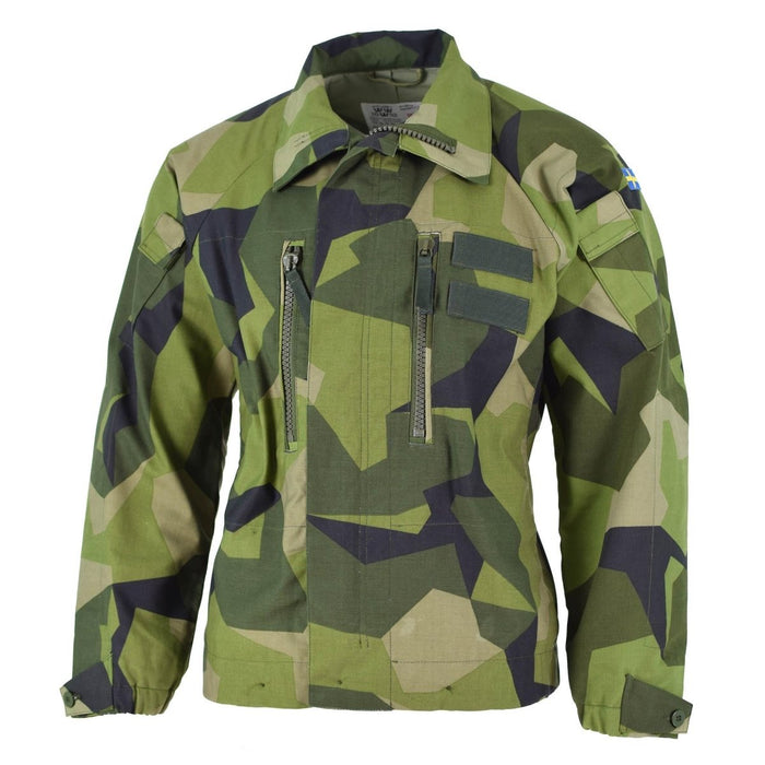 Original M90 Splittertarn-Kampfjacke der schwedischen Armee mit mehreren Taschen und verstärkten Ellbogen für Strapazierfähigkeit und Outdoor-Einsatz