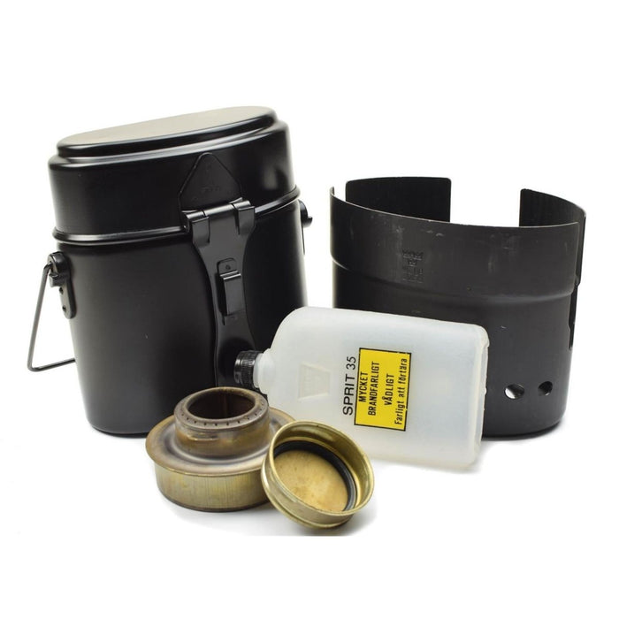 Originales Trangia-Herd-Kochset der schwedischen Armee mit Spiritusbrenner, Brennstoffflasche, Windschutzscheibe und Kochgeschirr-Komponenten.