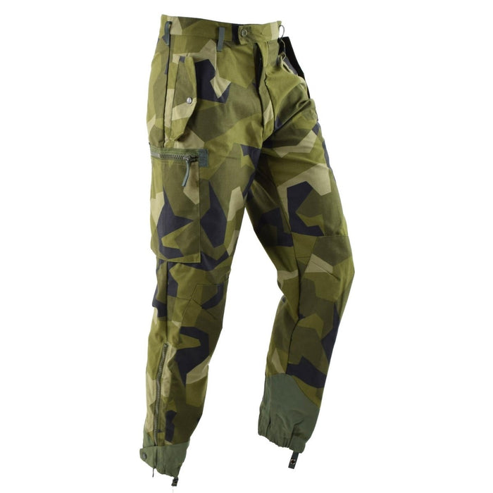 Original schwedische M90-Militärhose in Splinter-Tarnung mit verstärkten Knien, sicheren Taschen und breiten Gürtelschlaufen für den Einsatz im Freien.