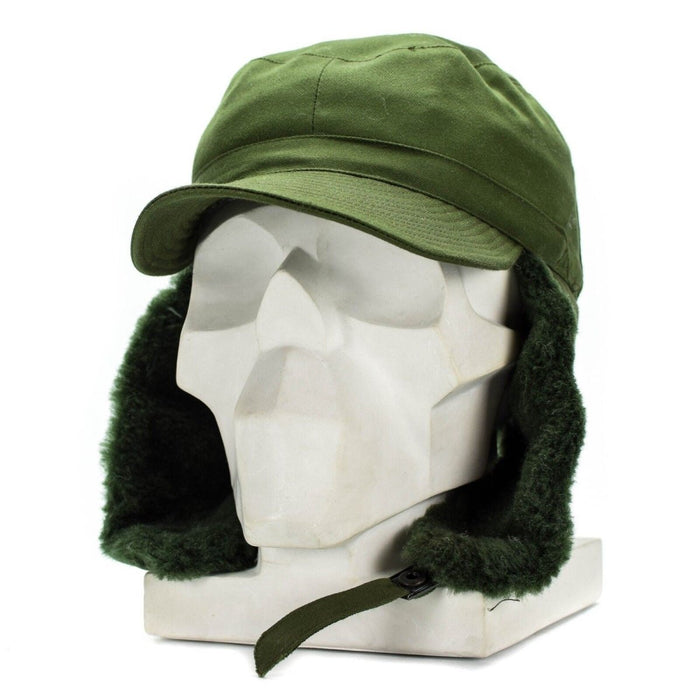 Casquette d'hiver militaire suédoise M59 verte avec oreillettes et doublure en fausse fourrure pour une protection contre le froid.