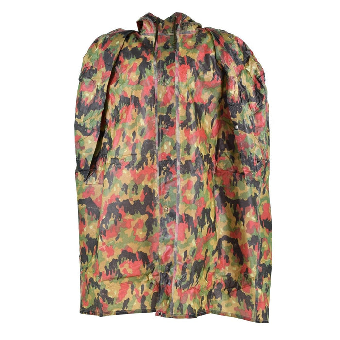 Poncho tactique en plastique camouflage original des troupes de l'armée suisse avec motif Alpenflage suisse pour la protection et le camouflage extérieurs.