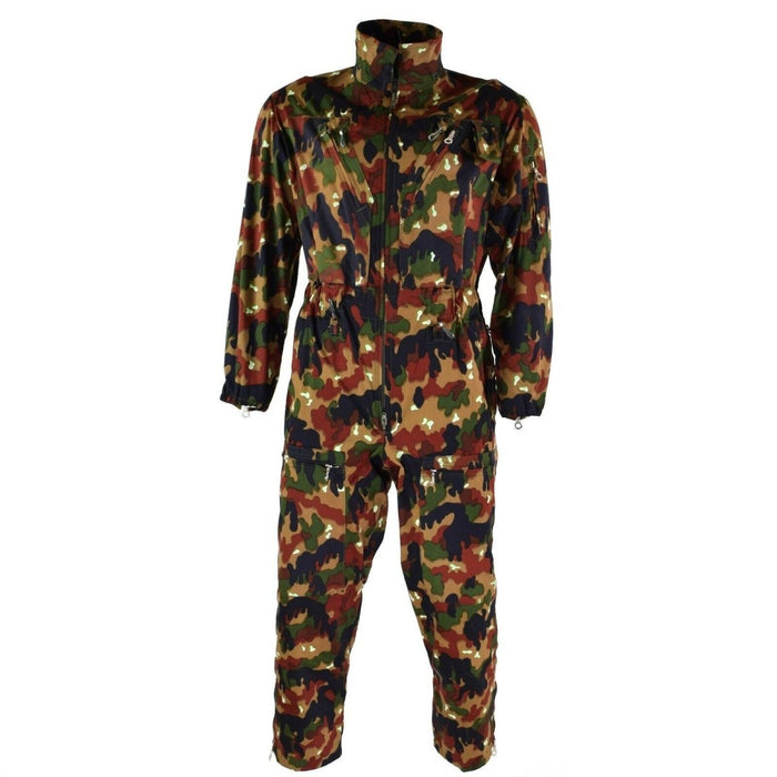 Original Schweizer Militär-Overall „Alpenflage“ mit Reißverschluss vorne und elastischen Bündchen für den rauen Outdoor-Einsatz.