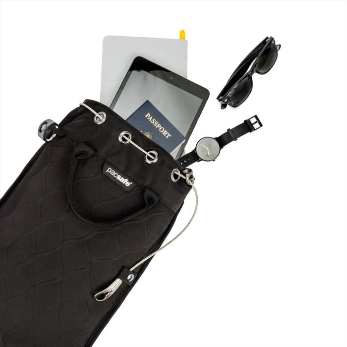 Borsa da viaggio nera Pacsafe Travelsafe GII 5L portatile resistente al taglio con coulisse ed elementi essenziali da viaggio visibili