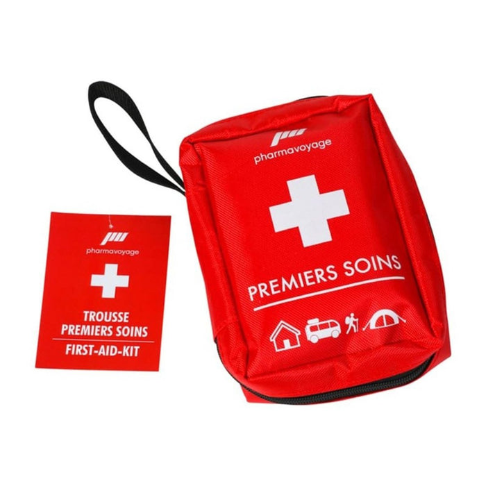 Kit di pronto soccorso rosso con il simbolo della croce bianca e il marchio "pharmavoyage" su sfondo bianco.