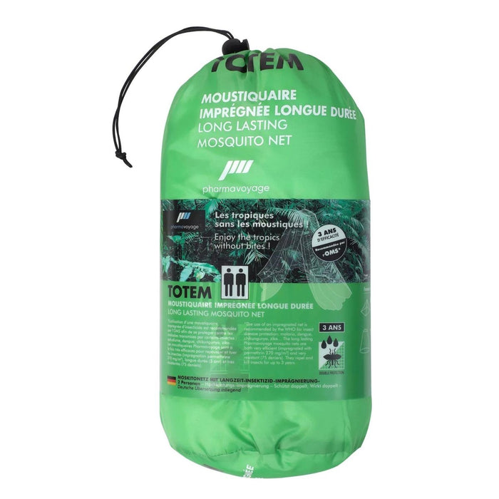 Grüne Moskitonetzverpackung mit Branding auf weißem Hintergrund