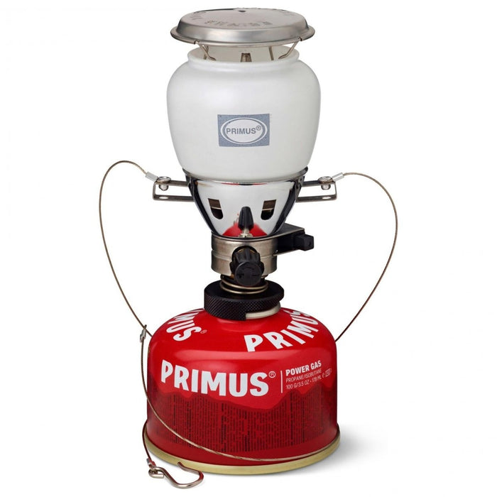 Primus EasyLight Duo Gaslaterne mit weißer Glaskugel und roter Gaskartusche zur Camping- und Wanderbeleuchtung.