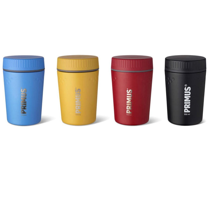 Quattro caraffe isolate sottovuoto Primus Trailbreak in blu, giallo, rosso e nero con coperchi a vite allineati fianco a fianco.