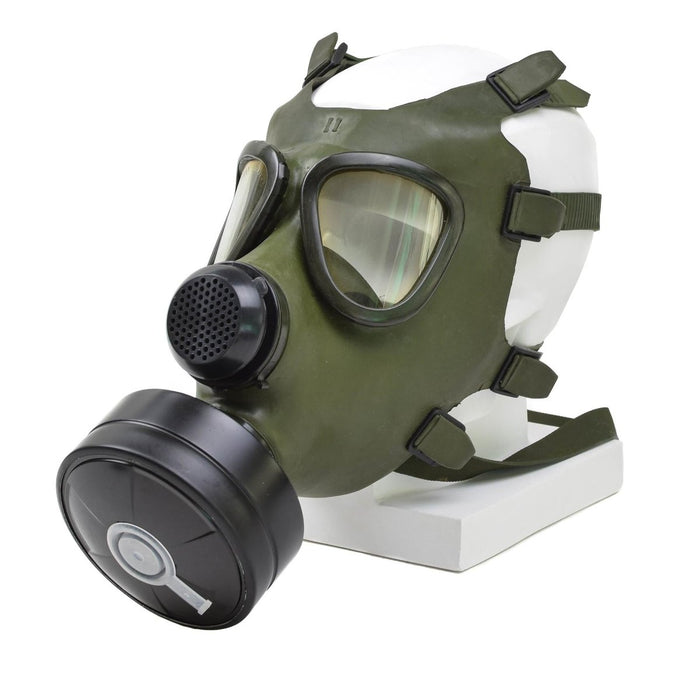 Maschera antigas vintage rumena M74 a pieno facciale verde oliva con filtro nero e cinghie regolabili su manichino bianco