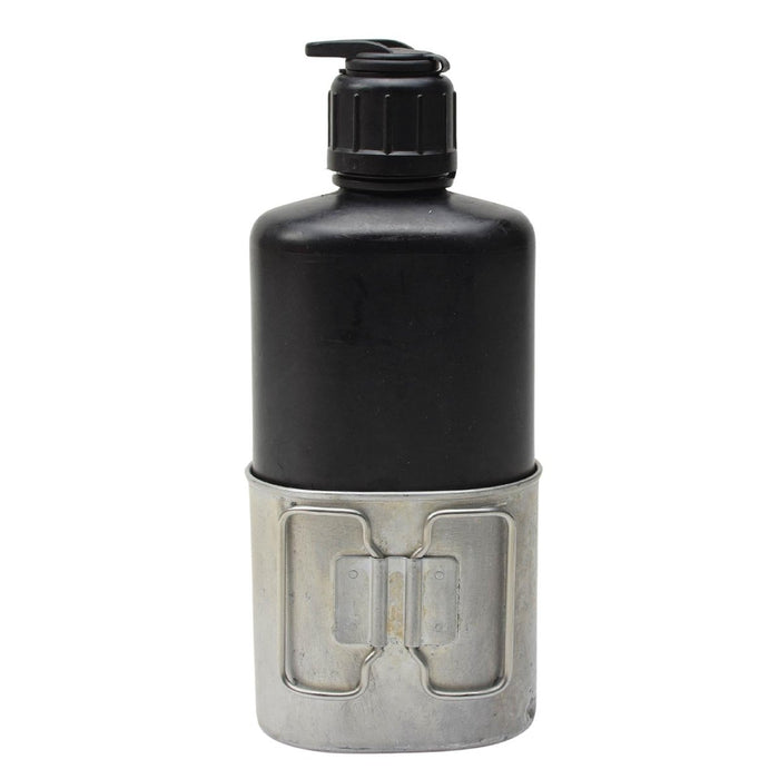 Militär-Feldflasche der Schweizer Armee mit schwarzer Polymerflasche und angebautem Aluminium-Trinkbecher für den Außenbereich.
