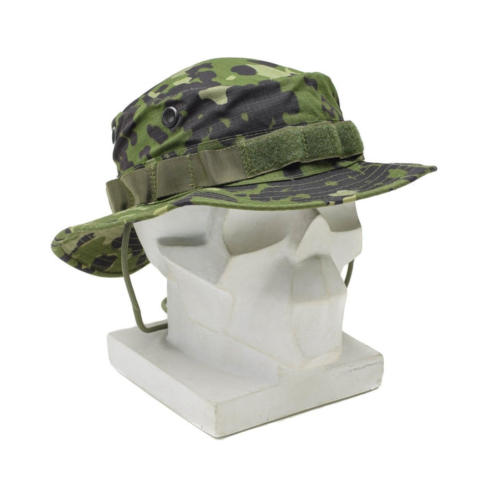 Dänischer M84-Camouflage-Boonie-Hut mit breiter Krempe, Lüftungslöchern, verstellbarem Kinnriemen und strapazierfähigem Ripstop-Gewebe.