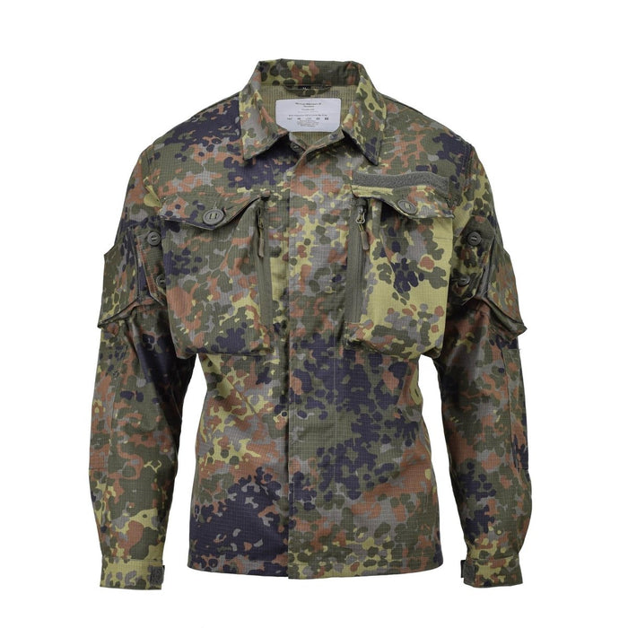 TACGEAR Feldjacke im deutschen Militärstil mit strapazierfähigem Flecktarn-Tarnmuster und mehreren praktischen Taschen.