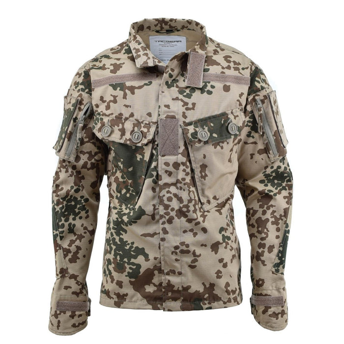 TACGEAR Desert Flecktarn-Kommandofeldjacke im Militärstil mit verstärkten Ellbogen und mehreren Taschen für den taktischen Einsatz.