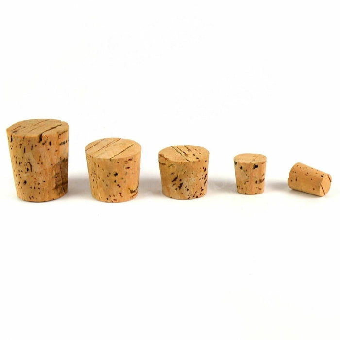 Set di cinque tappi vintage conici in sughero naturale per sigillare bottiglie, barattoli e contenitori di varie dimensioni.