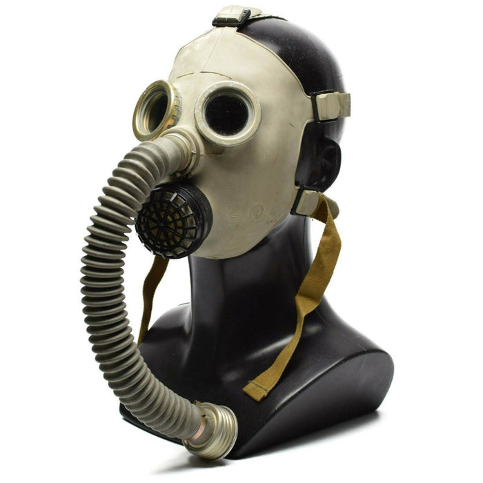Vintage sowjetische PDF-7-Militärgasmaske mit Atemschlauch, Gummikonstruktion und runden Ösen auf schwarzem Schaufensterpuppenkopf
