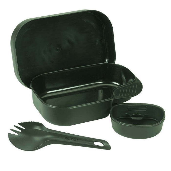 Olivgrünes Wildo Camp Box-Set mit Teller, Tasse und Göffel aus langlebigem BPA-freiem Kunststoff für Mahlzeiten im Freien.